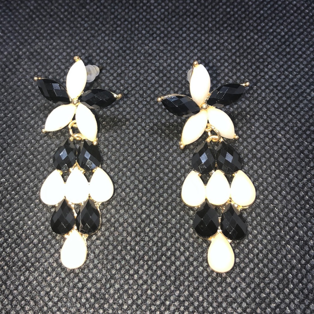 BLACK & WHITE FLOWER DANGLING EARRINGS